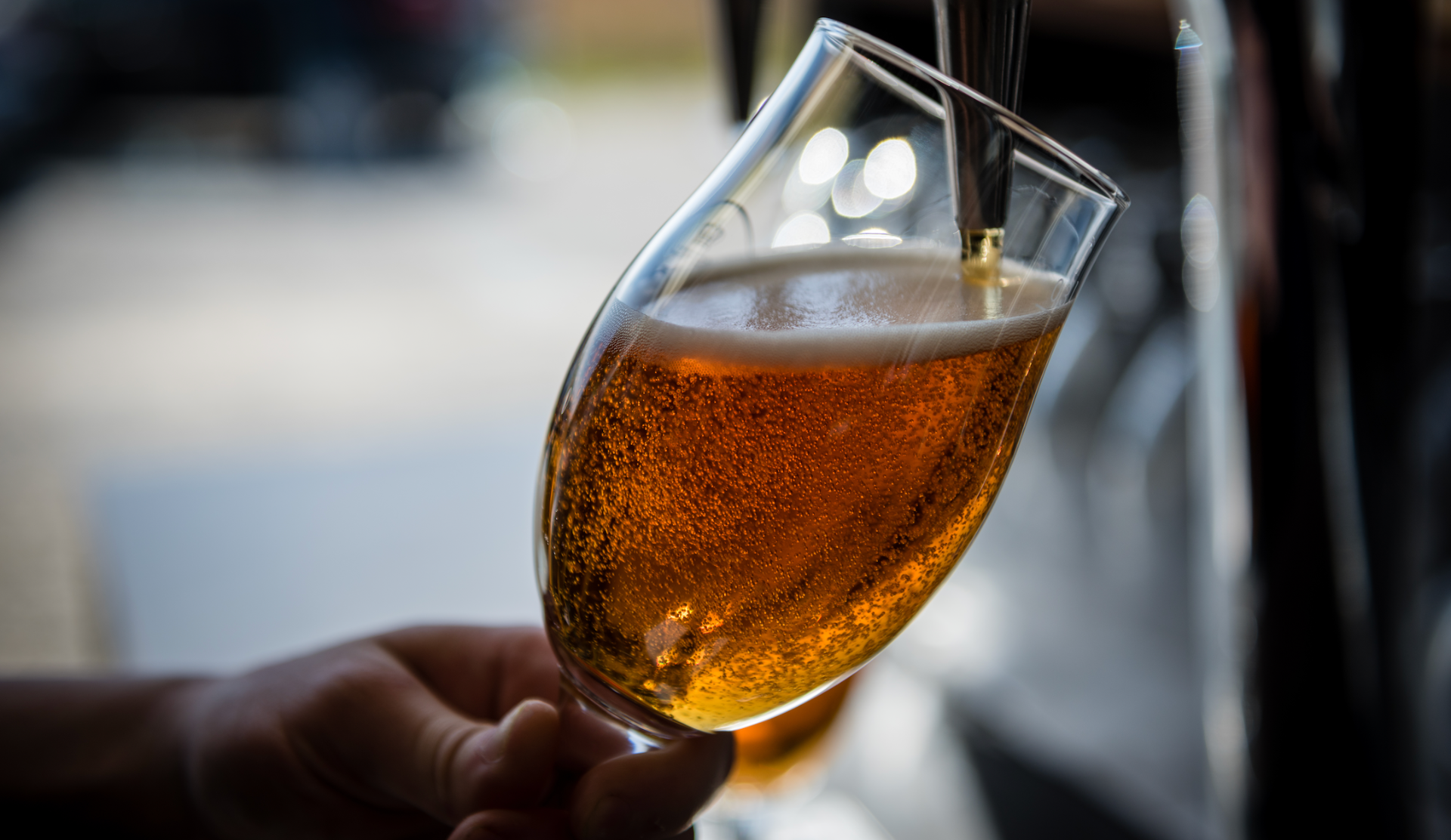 Lyder fri bar og 60 øl på hanerne som noget for dig? Så bør læse med her