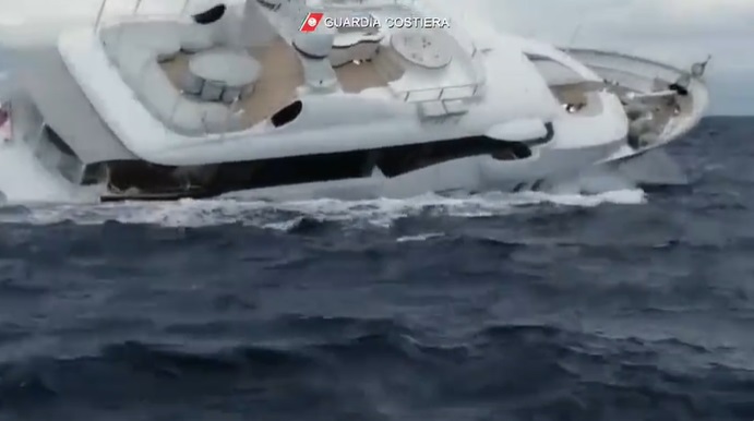 Vanvittig video: På få minutter synker svinedyr luksusyacht