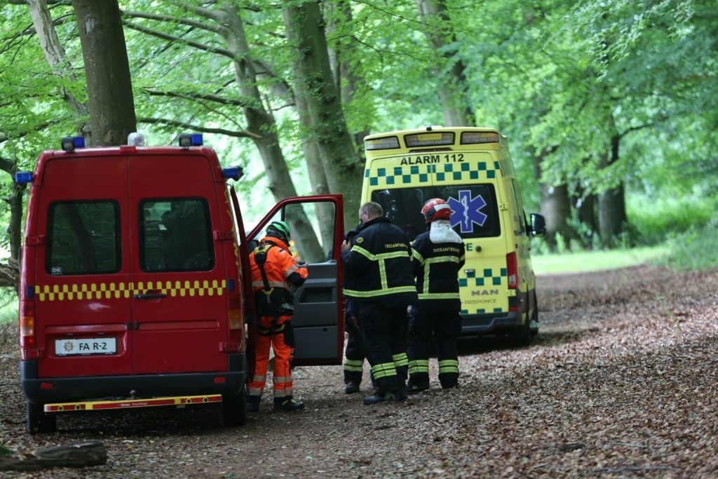 Kaos efter yngre pige styrtede ned ad skrænt: Redningsfolk kunne ikke finde stedet