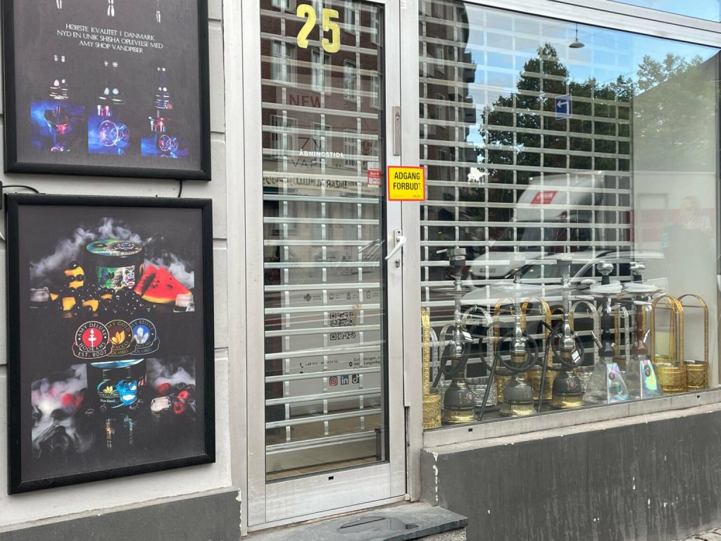 24-årig mand skudt ned i butik: Nu udsender politiet signalement af formodet gerningsmand