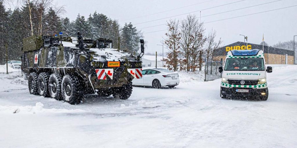 Forsvaret sættes ind: Pansrede vogne rykker ud i snestormen