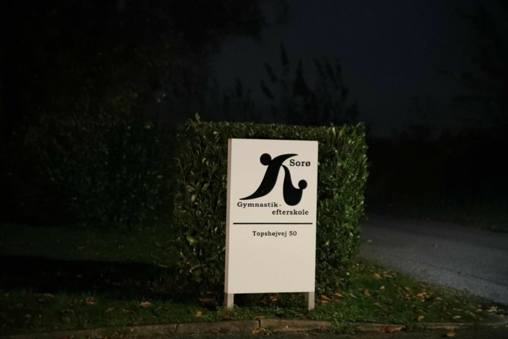 Politiet rykker massivt ud til efterskole: Elev overfaldet