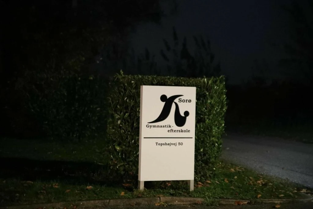 Politiet rykker massivt ud til efterskole: Elev overfaldet