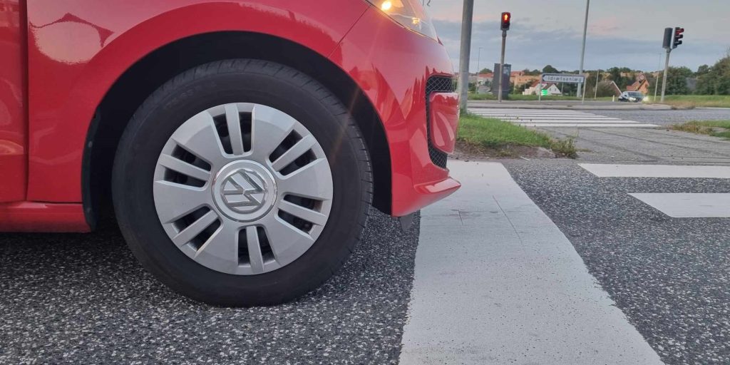 Få centimeter kan koste dig 2500 kroner og et klip – stopper du rigtigt for rødt lys?
