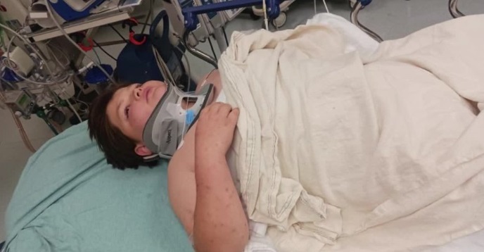 11-årig dreng mistede sin mor og blev kørt ned: Nu sælger han lemonade for at betale hospitalsregning