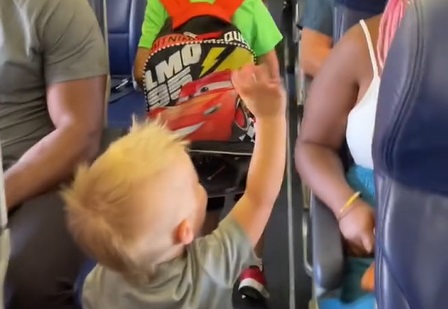 Denne lille dreng er det sødeste, du ser i dag: Hilser på alle da han går ombord på flyet