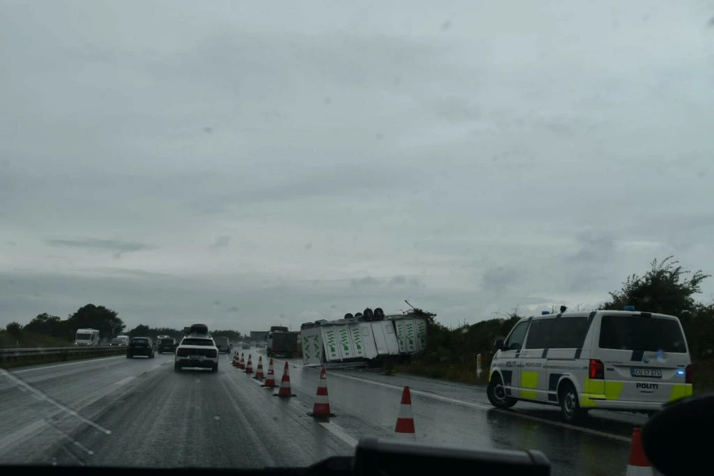 Væltet trailer skaber kaos på motorvej
