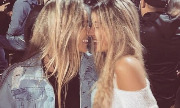 Skrækkelig ulykke: Influencer-tvilling afgået ved døden