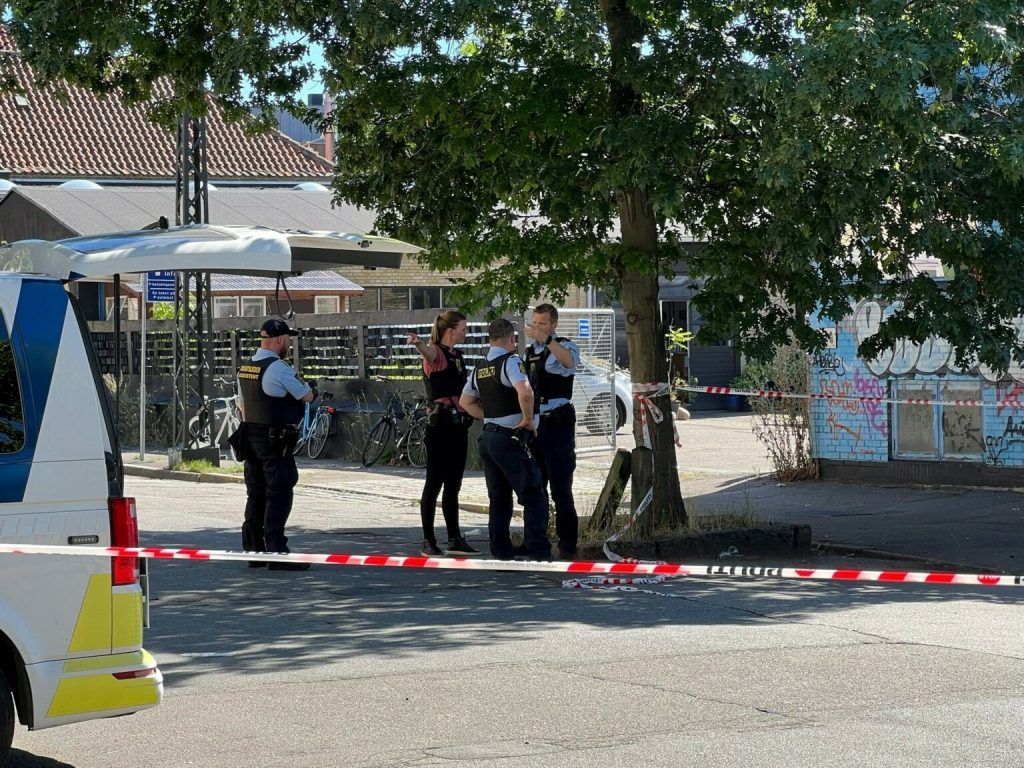 Politi rykker ud til knivstikkeri: Mand stukket ned på åben gade