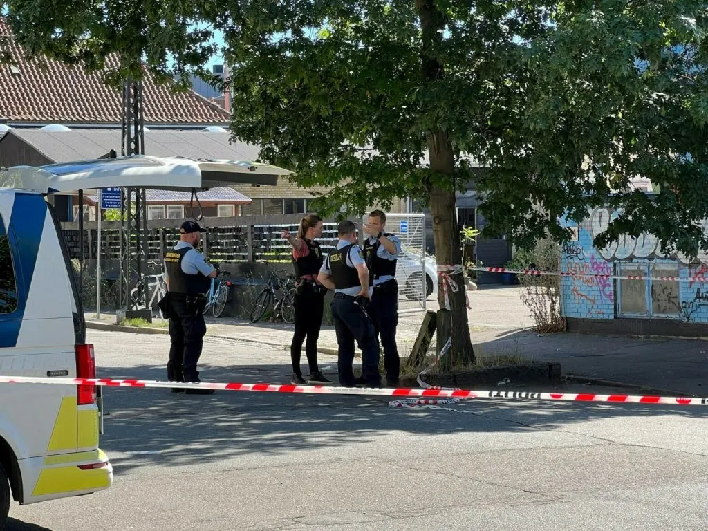 Politi rykker ud til knivstikkeri: Mand stukket ned på åben gade