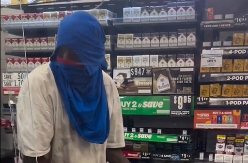 Prøvede at fylde en tønde med cigaretter i en 7-eleven: Så tog medarbejderne affære