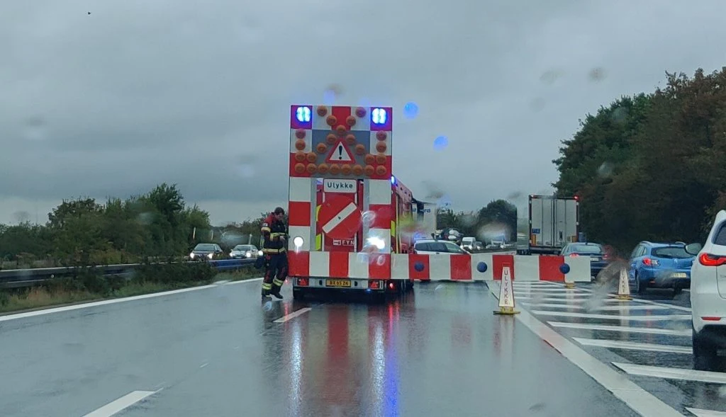 Lastbil fra PostNord væltet på motorvej: Stor kø på stedet