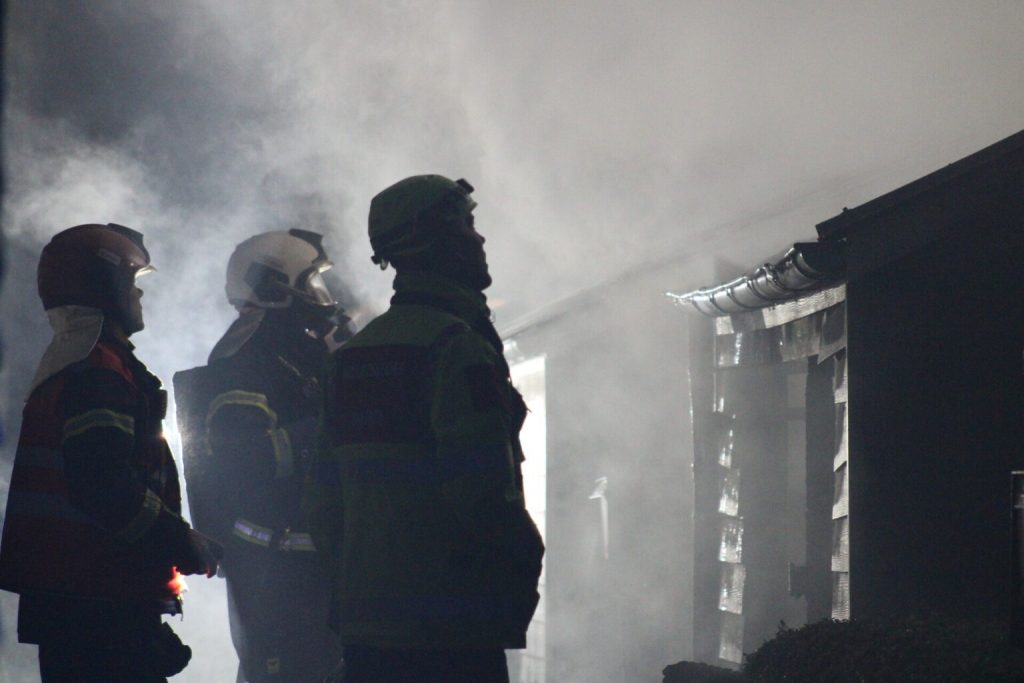 Person fundet død efter brand i hus i Hammel