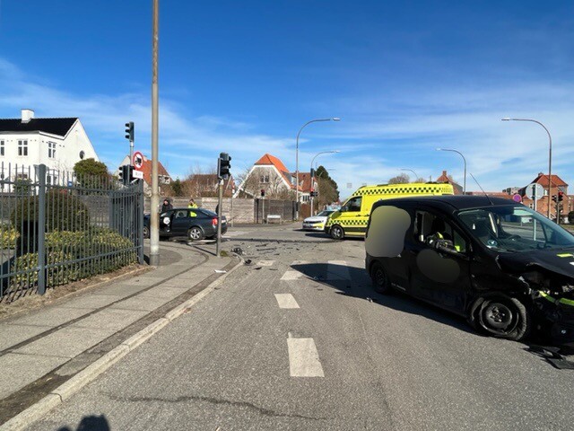To biler kørt sammen i Åbyhøj: Krydset delvist spærret