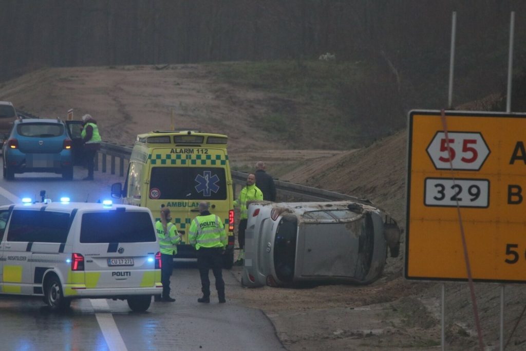 Spor spærret på motorvej: Bil væltet efter uheld