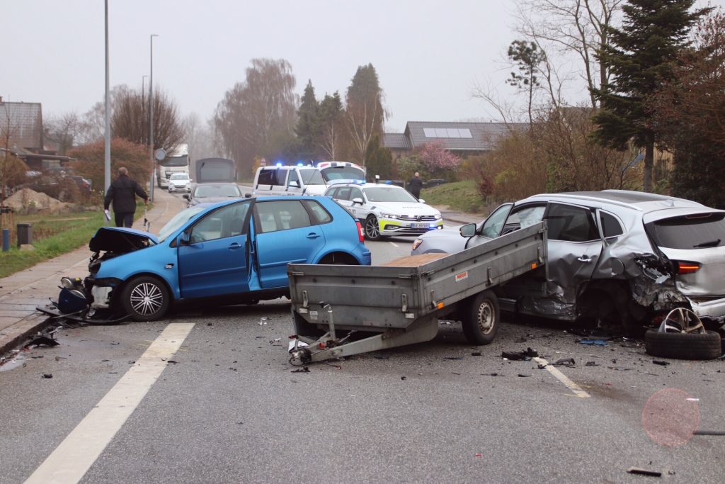 Voldsomt uheld: Trailer slynget af bil