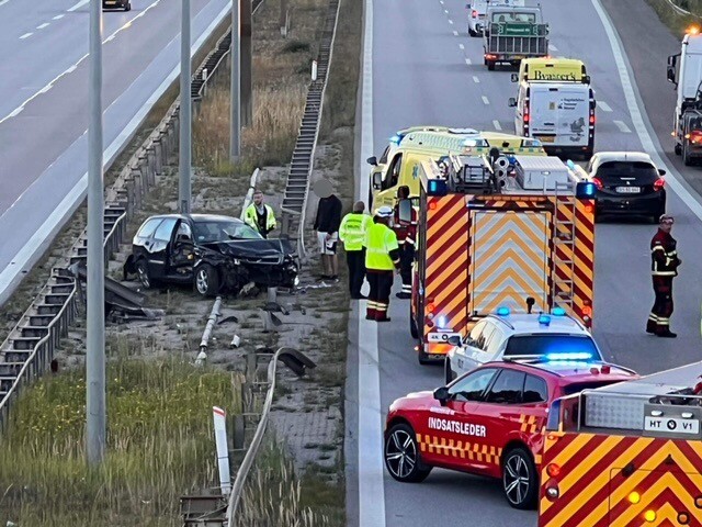 Voldsomt uheld på motorvej: Én kørt på sygehuset