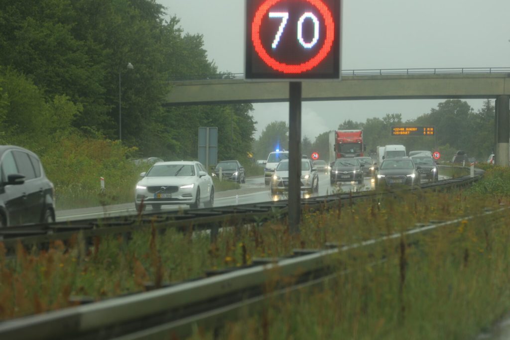 Kø på motorvej: Ung mand hoppet ud fra bro