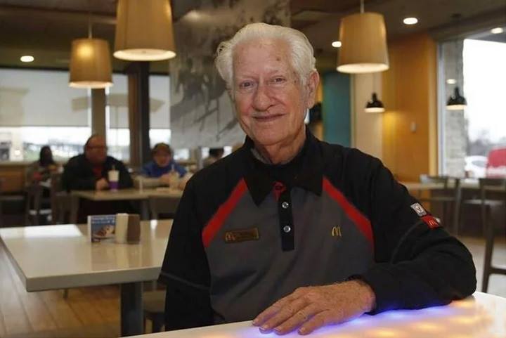 85-årig enkemand arbejdede på McDonald’s: Uventet besøg ændrede hans liv totalt